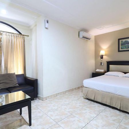 C'One Hotel Pulomas Джакарта Экстерьер фото
